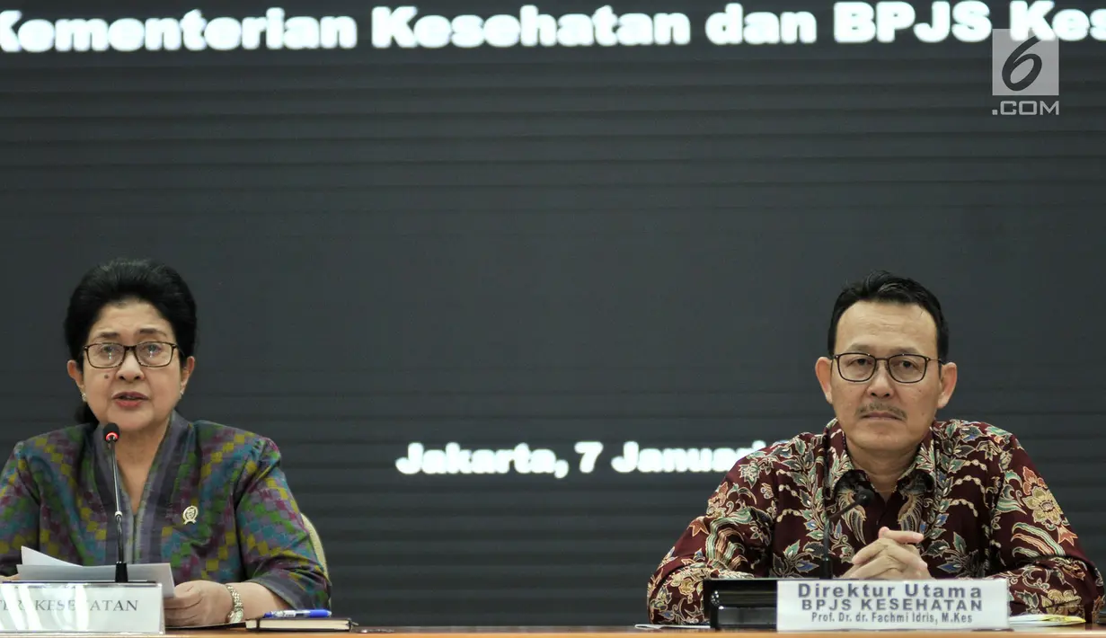Menkes Nila Moeloek dan Dirut BPJS Kesehatan Fachmi Idris saat konpers di gedung Kemenkes, Jakarta, Senin (7/1). Konpers membahas terkait pemutusan kerjasama antara rumah sakit yang belum terakreditasi dan BPJS Kesehatan. (Merdeka.com/Iqbal S. Nugroho)