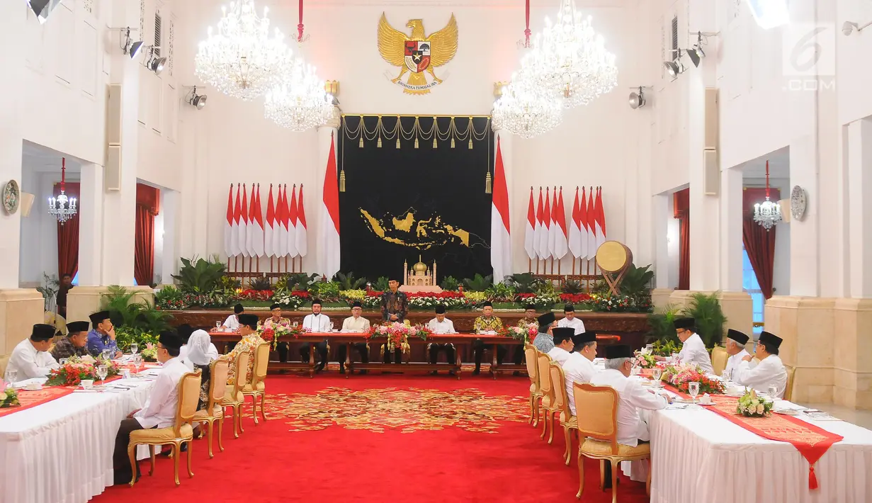 Presiden Joko Widodo atau Jokowi (tengah) memberi sambutan saat menerima pimpinan lembaga negara untuk buka puasa bersama di Istana Negara, Jakarta, Senin (6/5/2019). Jokowi sempat menyampaikan rencana pemindahan Ibu Kota di hadapan pimpinan lembaga negara. (Liputan6.com/Angga Yuniar)