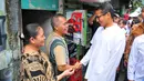 Cawagub DKI Jakarta, Sandiaga Uno bersalaman dengan warga saat mengunjungi kawasan Tendean, Jakarta, Sabtu (5/11). Dalam kampanyenya di kawasan itu, Sandiaga berjanji akan memberdayakan ibu-ibu melalui pembukaan lapangan kerja. (Liputan6.com/Angga Yuniar)