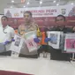 Kapolres Metro Depok, Kombes Arya Perdana memperlihatkan barang bukti terkait sindikat perdagangan bayi yang dijual ke Tabanan, Bali. (Liputan6.com/Dicky Agung Prihanto)