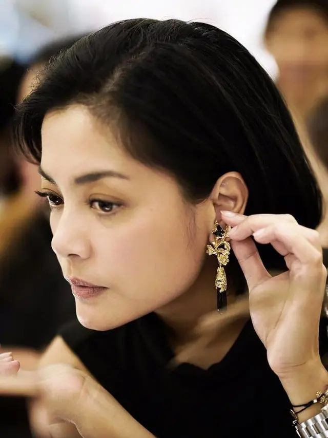 10 Potret Lulu Tobing dengan Gaya Rambut Pendek, Dipuji Makin Awet Muda