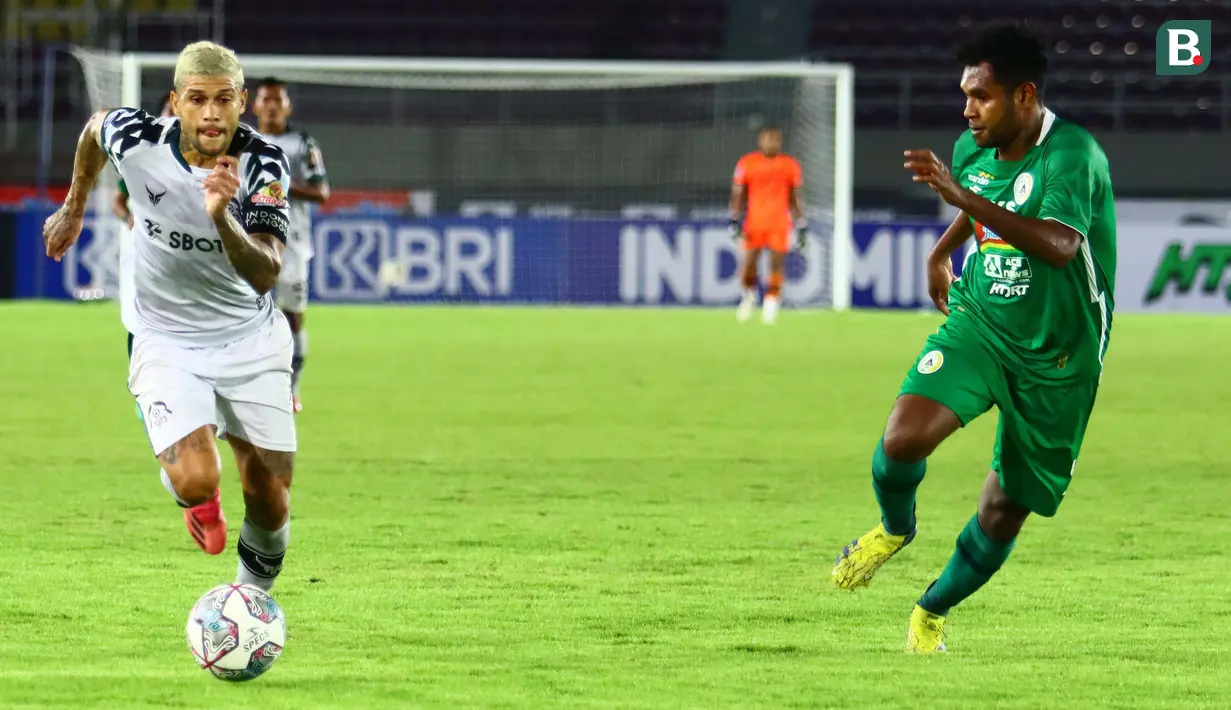 Pemain Persikabo 1973 Ciro Alves (kiri) menggiring bola dijaga ketat pemain PSS Sleman Fandry Imbiri dalam pertandingan lanjutan pekan ke-11 BRI Liga 1. PSS unggul 3-2 atas Persikabo 1973.(Bola.com/Nandang Permana)