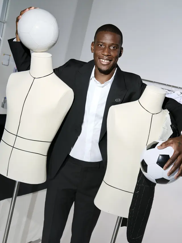 Tampil Maskulin ala Kylian Mbappe DKK dengan Setelan Jas Dior, Intip Inspirasinya!