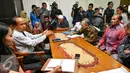 Daeng Azis berbincang dengan anggota Komnas HAM, Jakarta, Senin (15/2). Daeng ke Komnas HAM bermaksud mengadukan rencana relokasi red light district Kalijodo oleh Gubernur DKI Basuki Tjahaja Purnama (Ahok). (Liputan6.com/Faizal Fanani)
