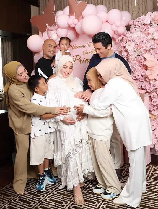 <p>Keluarga besar pun sudah berkumpul di Singapura menjelang Syahrini melahirkan. Kebetulan hari itu bertepatan dengan momen perayaan ulang tahun keponakannya. (Foto: Instagram/ princessyahrini)</p>