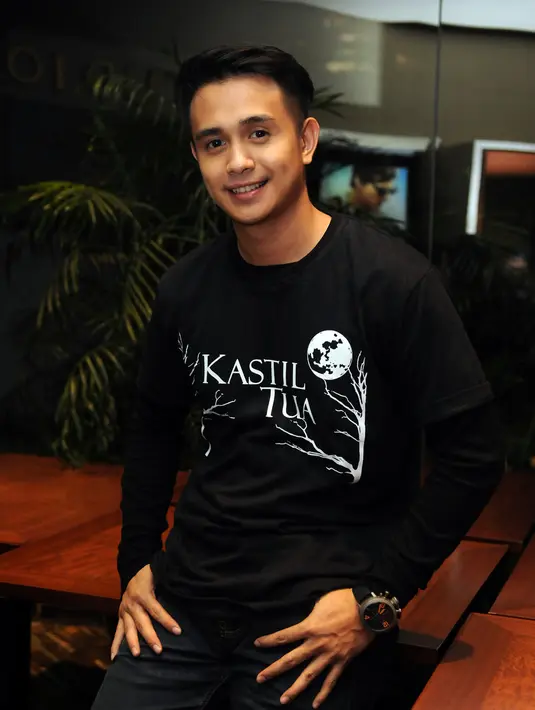 Ajun tetap sopan dan sesuai aturan di lokasi syuting. Apalagi sebagian adegan film 'Kastil Tua' ini terletak di Kelly's Castle bangunan bersejarah sepeninggalan bangsawan Skotlandia yang pernah berada di Malaysia. (Wimbarsana/Bintang.com)