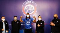 Penyerang baru Arema FC, Carlos Fortes sudah diperkenalkan ke publik di Malang, Senin (12/7/2021). (Bola.com/Iwan Setiawan)