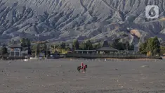 Pemilik kuda berkeliling di lautan pasir Gunung Bromo, Probolinggo, Jawa Timur, Jumat (10/9/2021). Balai Besar Taman Nasional Bromo Tengger Semeru (BB-TNBTS) mulai membuka pintu masuk kawasan wisata Bromo melalui Kabupaten Probolinggo. (merdeka.com/Arie Basuki)
