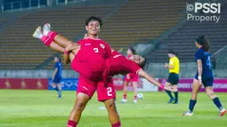Pemain Timnas Indonesia Putri, Reva Octaviani digendong oleh Agnes Sintauli Hutapea saat melakukan selebrasi setelah mencetak gol ke gawang Kamboja pada laga final Piala AFF Wanita 2024 di New Laos National Stadium, Vientiane, Kamis (05/12/2024) malam WIB. (Dok. PSSI)