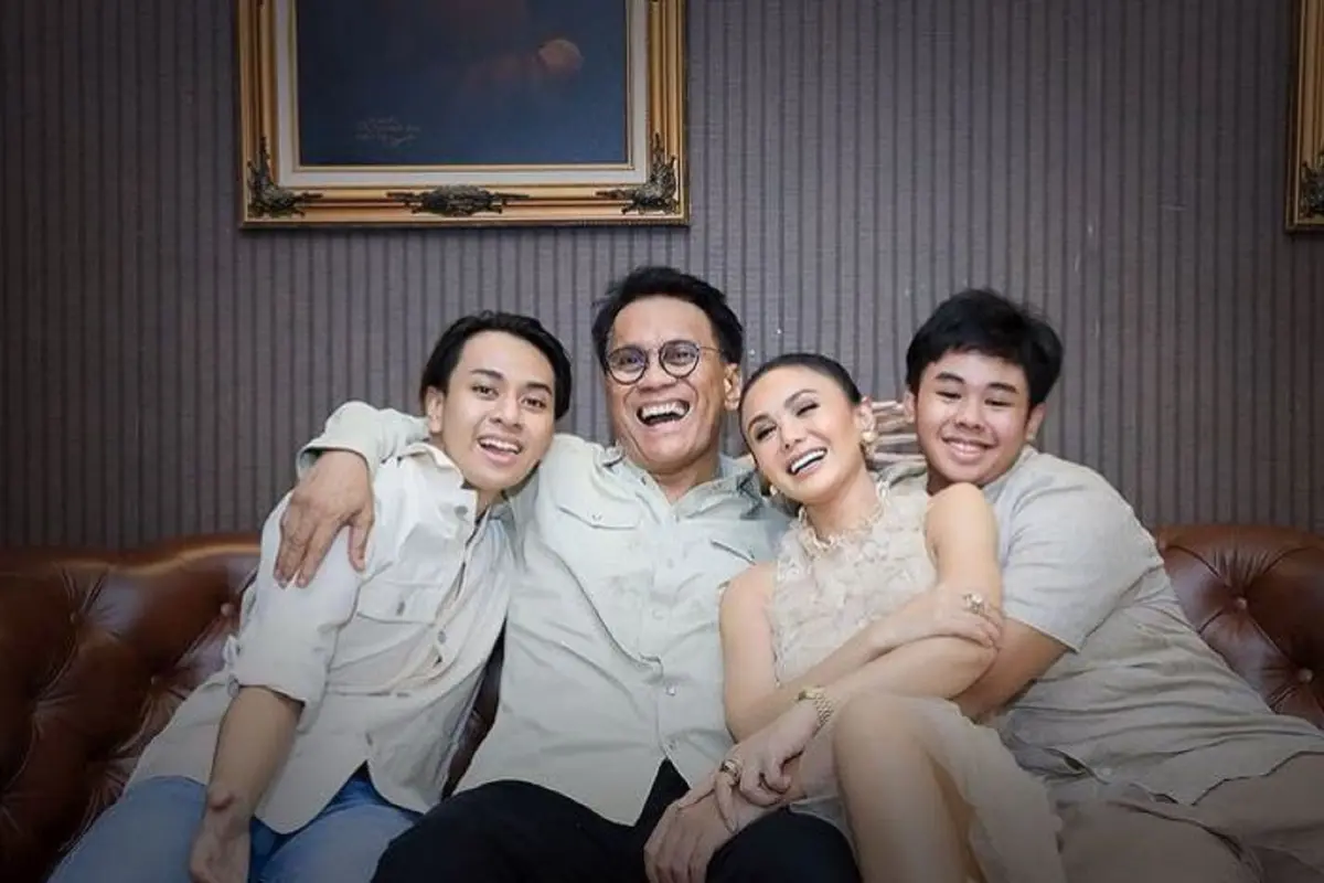 Yuni Shara dan Henry Siahaan bersama kedua putra mereka