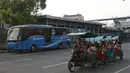 Warga menaiki Motor odong-odong melintasi kawasan Matraman, Jakarta, Rabu (23/10/2019). Dinas Perhubungan DKI Jakarta bakal menggelar operasi untuk menertibkan odong-odong yang sering dinaiki anak kecil karena alasan keselamatan. (Liputan6.com/Herman Zakharia)