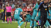 Sontak seluruh pemain dan juga ofisial tim langsung menghampirinya untuk merayakan epic comeback yang diraih Real Madrid saat bertamu ke kandang Sevilla. (AFP/Cristina Quicler)