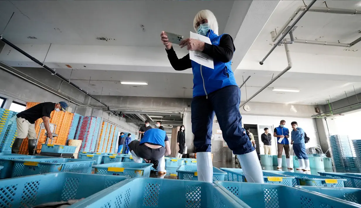 Jepang mengatakan bahwa air itu telah disaring dengan teknologi khusus ALPS dari berbagai substansi radioaktif – kecuali tritium – dan diencerkan dengan air laut. (AP Photo/Eugene Hoshiko, Pool)