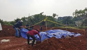 Barang dugaan sembako bantuan presiden yang diduga dipendam di tanah ksosong di kawasan KSU, Kecamatan Sukmajaya, Kota Depok. (Liputan6.com/Dicky Agung Prihanto)