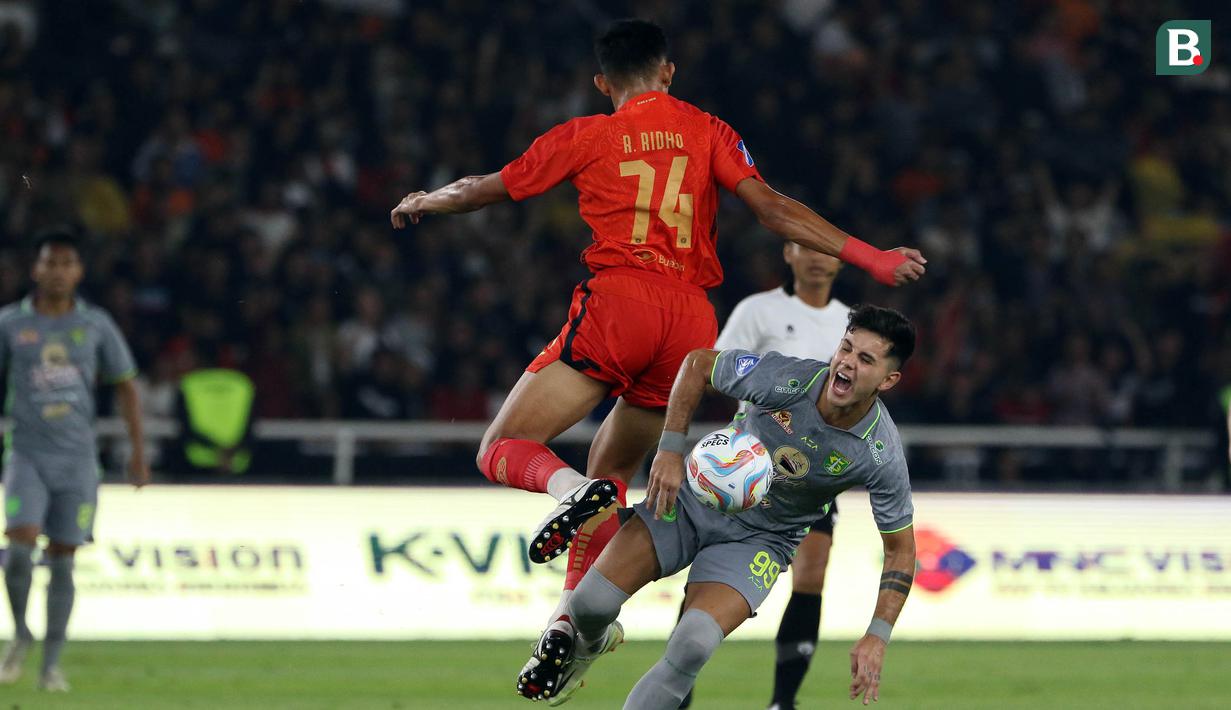 <p>Pemain Persebaya Surabaya, Bruno Moreira (kanan) berebut bola dengan pemain Persija Jakarta, Rizky Ridho pada laga lanjutan pekan ke-5 BRI Liga 1 2023/2024 antara Persija Jakarta melawan Persebaya Surabaya di Stadion Utama Gelora Bung Karno (SUGBK), Senayan, Jakarta, Minggu (30/7/2023). (Bola.com/Ikhwan Yanuar)</p>