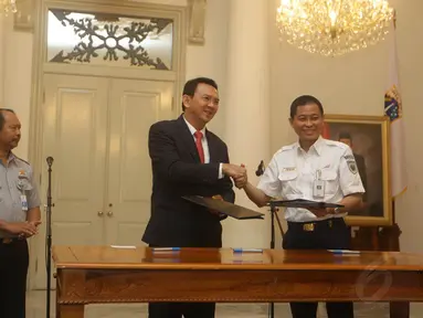 Pemprov DKI Jakarta bekerjasama dengan Kementerian Perhubungan dan PT KAI, (1/10/14). (Liputan6.com/Herman Zakharia)