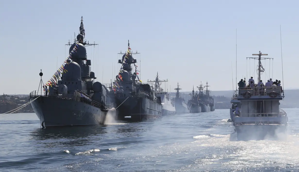 Sejumlah kapal perang Rusia saat mengikuti latihan untuk memperingati Hari Angkatan Laut di Simferopol, Krimea, Rusia, (24/7/2015). Hari Angkatan Laut Rusia ditetapkan sebagai Libur Nasional pada 26 Juli besok. (REUTERS/Pavel Rebrov)
