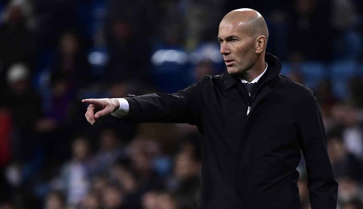 Pelatih Real Madrid, Zinedine Zidane, memberikan instruksi saat melawan Huesca pada laga La Liga Spanyol di Stadion Santiago Bernabeu, Madrid, Minggu (31/3). Madrid menang 3-2 atas Huesca. (AFP/Javier Soriano)