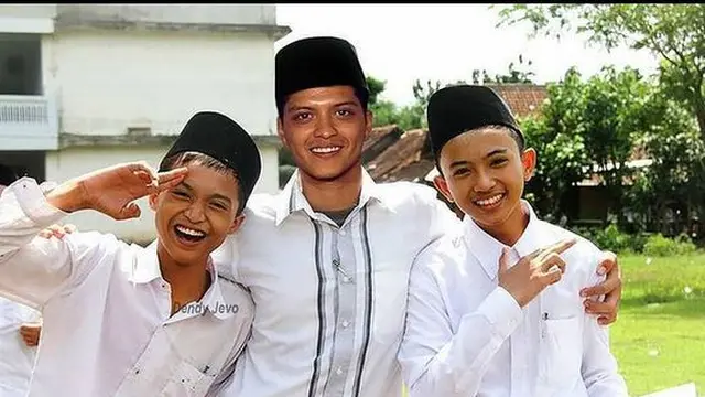 6 Editan Foto Seleb Dunia Bergaya Bak Anak Pesantren Ini Kocak