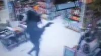 Tangkapan layar rekaman CCTV perampokan diduga menggunakan senjata api di Alfamart. (Liputan6.com/M Syukur)
