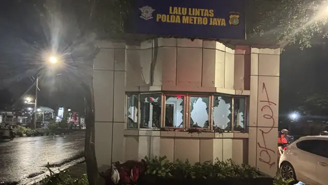 Pos Polisi Porak-poranda usai aksi unjuk rasa di Gedung DPR/MPR Jakarta Pusat, Senin (25/8/2025) (Liputan6.com/Ady Anugrahadi)