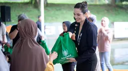 Bersama dengan BAZNAS Jawa Barat, istri Ardi Bakrie ini terlihat membagikan beberapa paket bantuan kepada masyarakat. Ia juga mengunggah kegiatan tersebut dalam akun Instagram pribadinya. (Liputan6.com/IG/@ramadhaniabakrie)