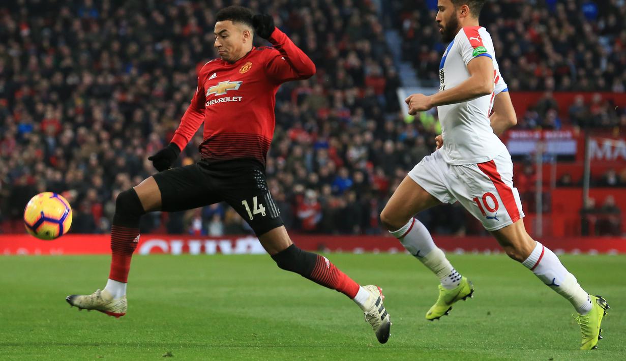 Gelandang MU, Jesse Lingard mencoba melewati pemain Crystal Palace pada laga lanjutan Premier League yang berlangsung di stadion Old Trafford, Manchester, Minggu (25/11). MU bermain imbang 0-0. (AFP/Lindsay Parnaby)