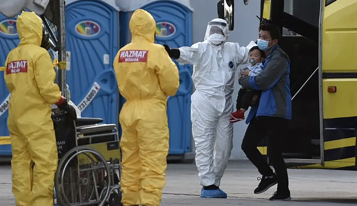 Warga Malaysia saat tiba setelah dievakuasi dari Wuhan, China akibat virus corona di Bandara Internasional Kuala Lumpur di Sepang, Selasa, (4/2/2020). Sejumlah 107 warga Malaysia dievakuasi Wuhan, China. (Muzzafar Kasim/Malaysia's Ministry of Health/AFP)