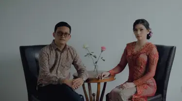 Sinta Mutiara gelar lamaran pada Desember 2022. Setelah 4 tahun pacaran, adik bintang film Wedding Agreement itu akhirnya menikah dengan pujaan hatinya. Kenakan kebaya warna merah, penampilan Sinta tampak memesona. Sering unggah foto manis di Instagram, warganet menyebut jika wajah Sinta dan kekasinya mirip dan menganggap wajah mirip adalah pertanda keduanya berjodoh. (Liputan6.com/IG/@sintamutiarabell)