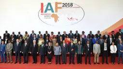 Wapres Jusuf Kalla bersama Menko Kemaritiman Luhut Binsar Pandjaitan, Menlu Retno Marsudi, Mendag Enggartiasto Lukita berfoto dengan para delegasi negara Afrika pada pembukaan Forum Indonesia Afrika (IAF) 2018 di Bali, Selasa (10/4). (SONNY TUMBELAKA/AFP)