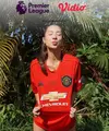 Jennifer Bachdim pamer fotonya dirinya mengenakan jersey merah lengan pendek milik tim favoritnya Manchester United. Foto: Instagram.