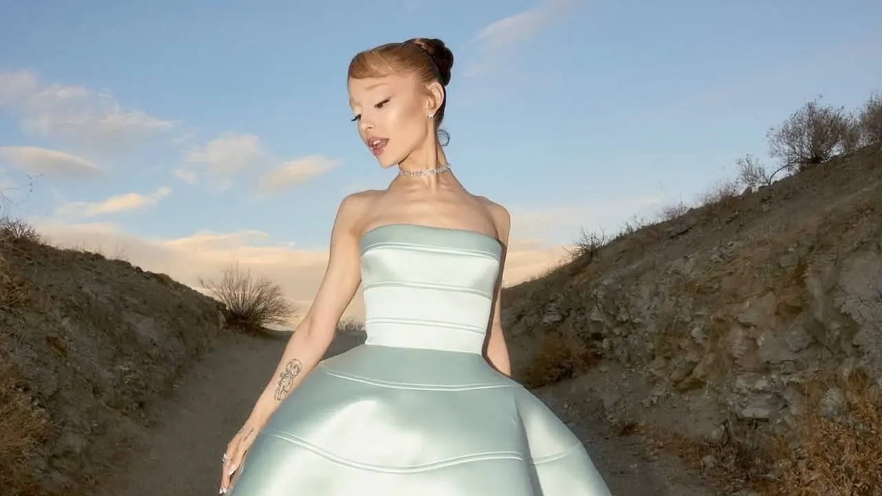 Ariana Grande Tampil Memukau dengan Gaun Ala Glinda di Red Carpet Palm Springs Film Festival