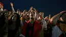 Beberapa kali para suporter Jerman harus menahan nafas saat menyaksikan laga Jerman kontra Aljazair melalui layar lebar di pantai Copacabana, Rio de Janeiro, (1/7/2014). (REUTERS/Pilar Olivares)