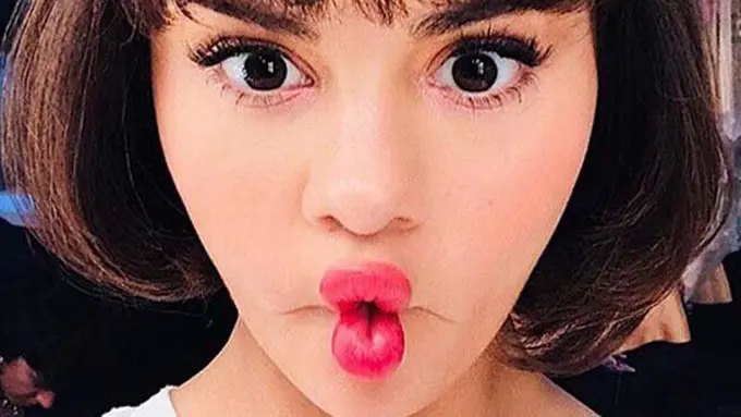 Selena Gomez/@hunvanngo