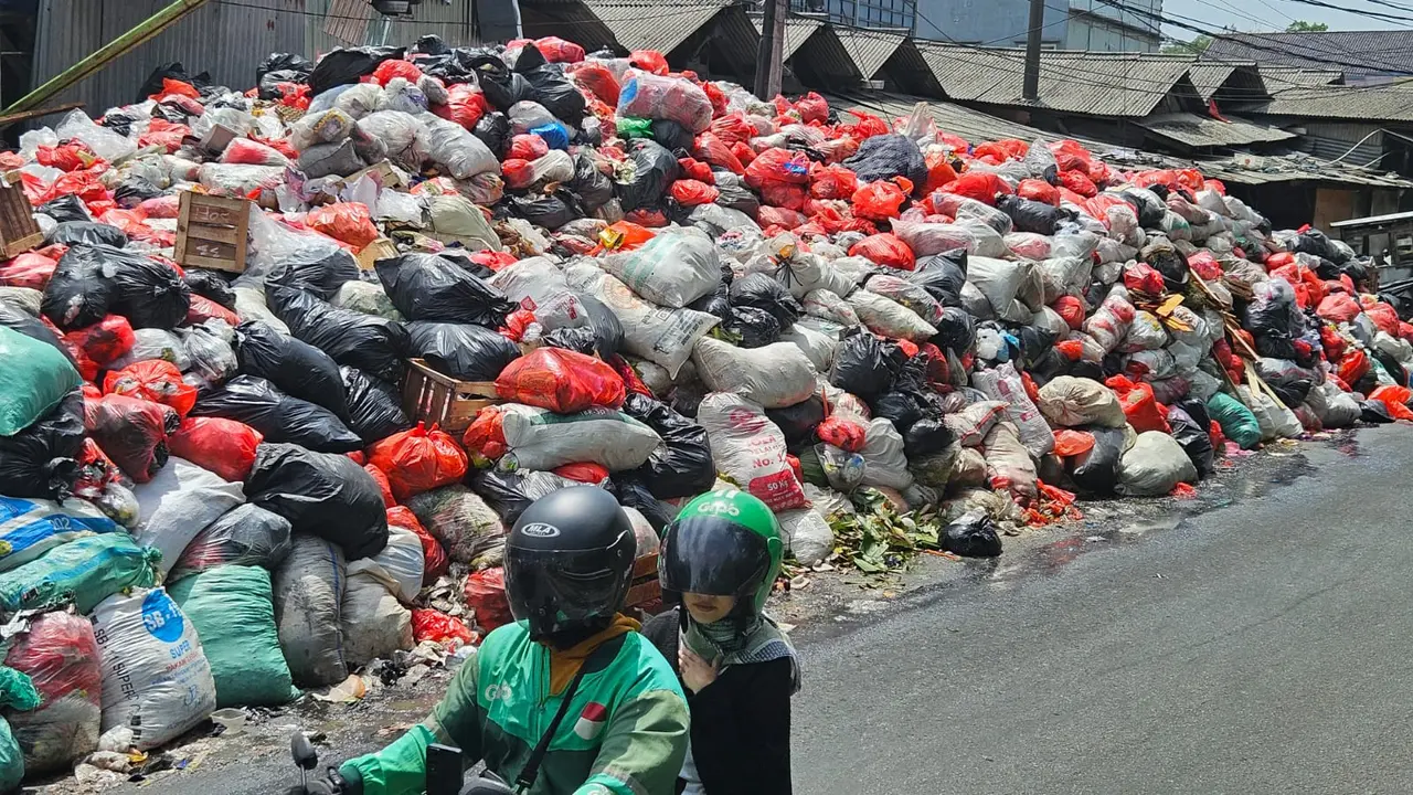Tumpukan sampah di salah satu kawasan di Kota Tangerang Selatan. (Liputan6.com/Pramita Tristiawati)
