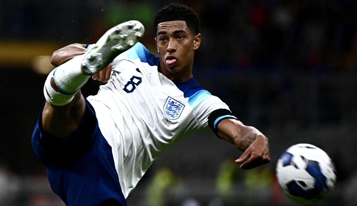 Jude Bellingham menjadi gelandang tak tergantikan di skema Borussia Dortmund asuhan Edin Terzic. Ia mempunyai determinasi yang tinggi serta ketenangan dalam memegang bola begitu baik. Lalu ditambah dengan kreativitasnya yang sanggup mengirim umpan berbahaya. Kiprahnya bersama Timnas Inggris pun juga tak tergantikan sejak mencatat debut pada tahun 2020. Bellingham diharapkan akan menjadi pemain pembeda di skuat Gareth Southgate pada Piala Dunia 2022 nanti. (AFP/Marco Bertorello)