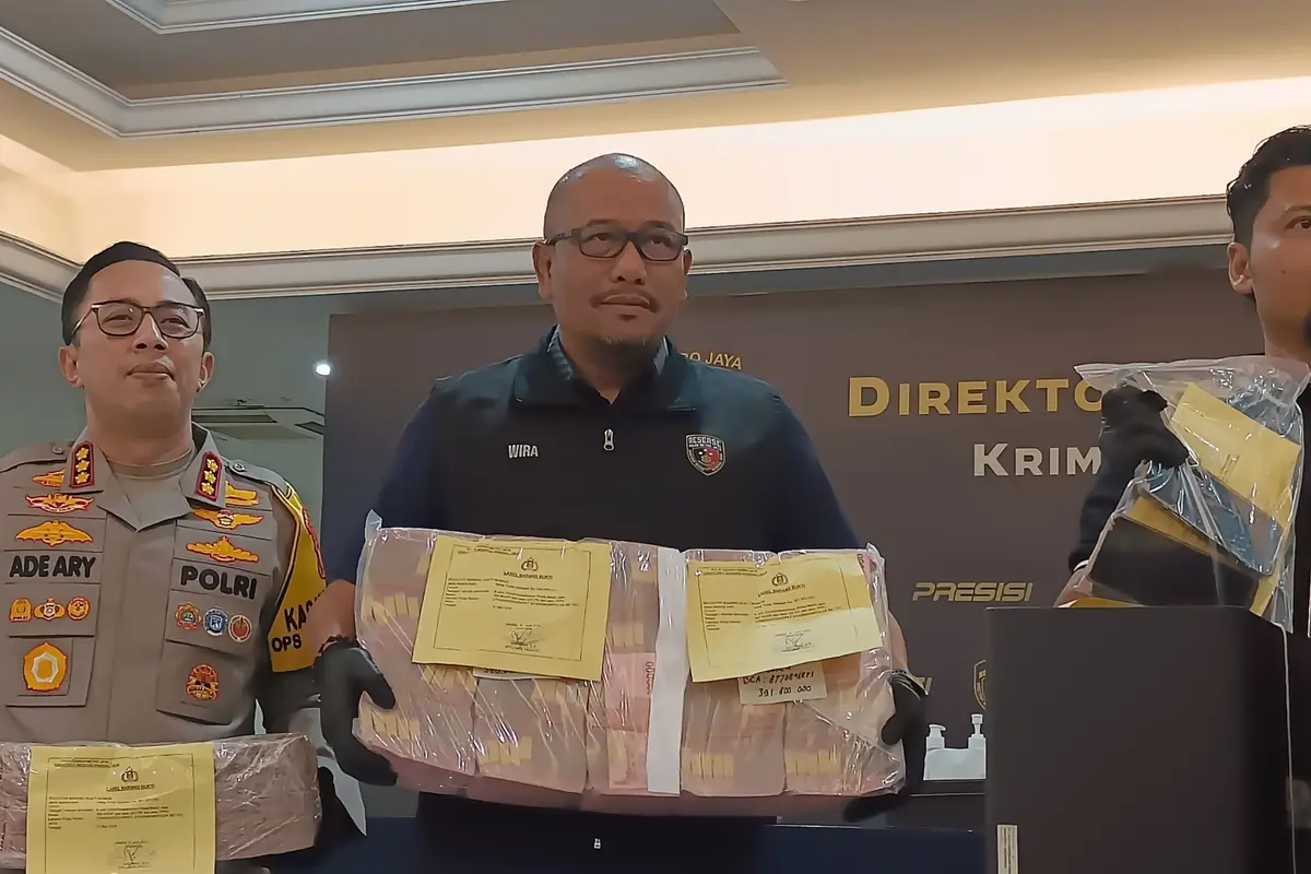 Dirreskrimum Polda Metro Jaya, Kombes Pol Wira Satya Triputra menunjukkan barang bukti uang miliaran rupiah terkait kasus judi online yang dilakukan satu keluarga, Kamis (6/6/2024). (Merdeka.com/Rahmat Baihaqi)