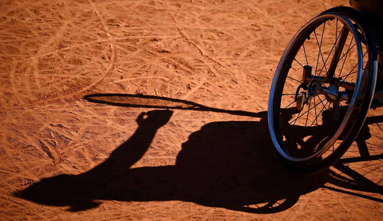 Atlet para tenis Prancis Pauline Deroulede bersiap untuk melakukan servis pada turnamen tenis kursi roda French Riviera Open edisi ke-4 di Biot, 28 September 2020. Korban kecelakaan itu kehilangan kaki kirinya pada Oktober 2018. (FRANCK FIFE/AFP)