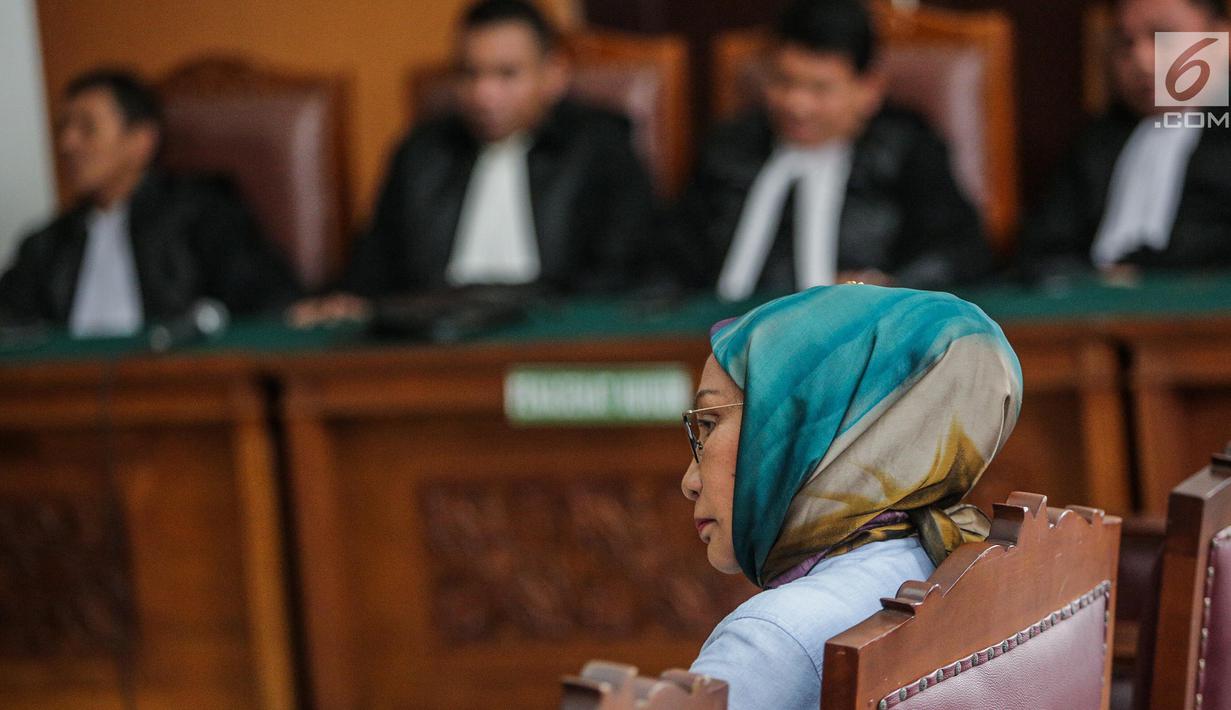 Terdakwa kasus dugaan penyebaran berita bohong atau hoaks Ratna Sarumpaet menjalani sidang dengan agenda pembacaan tuntutan oleh Jaksa Penuntut Umum di PN Jakarta Selatan, Selasa (28/5/2019). Ratna dituntut 6 tahun penjara di kasus penyebaran berita bohong atau hoaks. (Liputan6.com/Faizal Fanani)