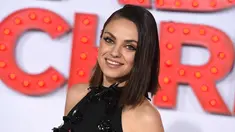 Aktris Mila Kunis tersenyum saat menghadiri premiere film "A Bad Moms Christmas" di Regency Village, Westwood, Los Angeles, AS (30/10). Istri aktor hollywood Ahston Kutcher ini tampil cantik mengenakan gaun hitam. (Photo by Jordan Strauss/Invision/AP)