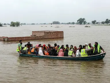 Relawan mengevakuasi warga desa yang terdampak banjir dengan perahu di Jalalpur Pirwala, distrik Multan, provinsi Punjab, pada 8 September 2025. (Shahid Saeed MIRZA/AFP)