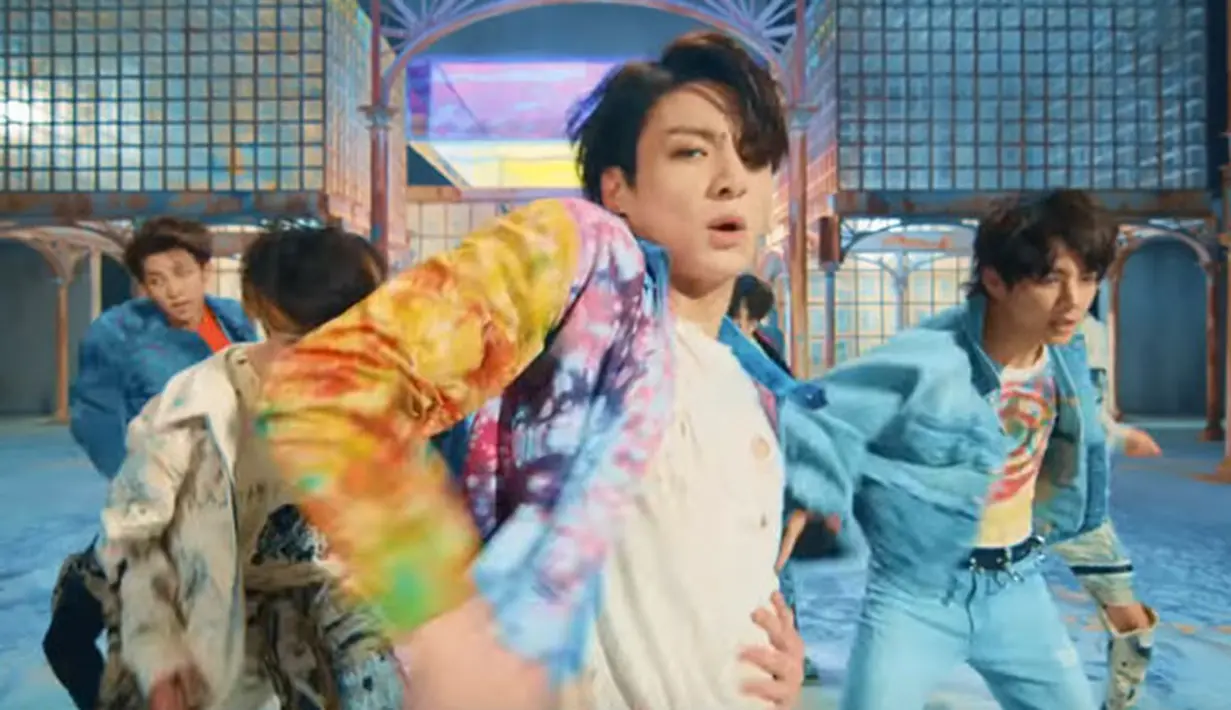 Teaser kedua ini menampilkan nada musik yang terlihat menarik. Tak hanya itu, teaser ini dihiasi dengan kemunculan para personel BTS yang tampil sedikit berbeda. (Foto: Youtube.com)