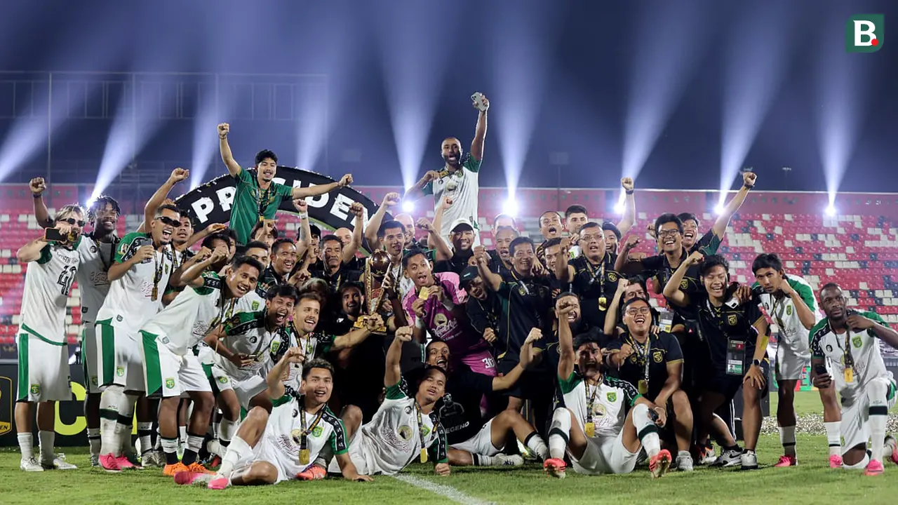 Foto: Final Dramatis! Persebaya Angkat Trofi Piala Presiden 2026 Usai Kalahkan Persib Lewat Adu Penalti