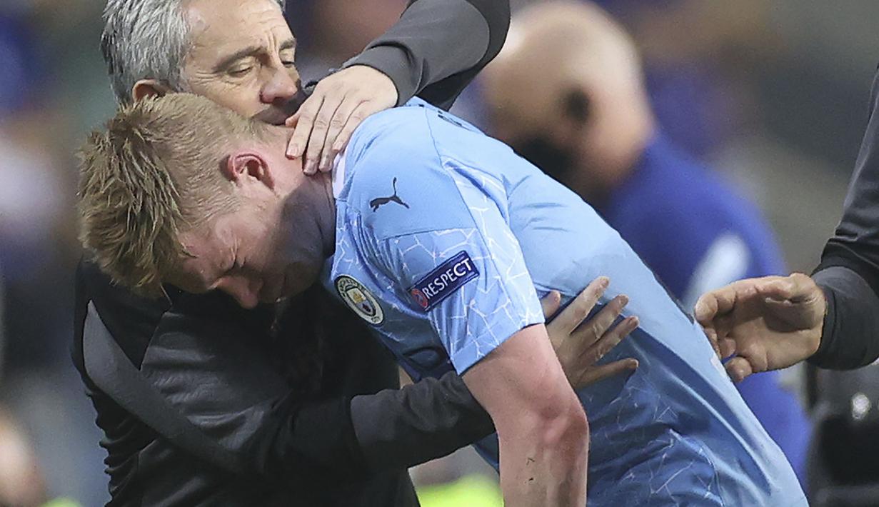 Ekspresi Kesakitan Pemain Manchester City, Kevin De Bruyne, ketika meninggalkan lapangan selama pertandingan final Liga Champions antara Manchester City dan Chelsea di Stadion Dragao di Porto, Portugal, Sabtu (29/05/2021) atau Minggu dini hari WIB. (Foto/AP/Pool/Carl Recine)