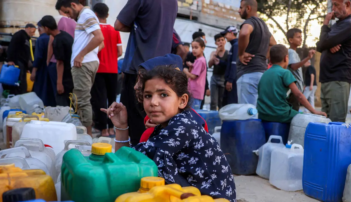 Orang-orang yang terlantar akibat perang menunggu dengan wadah air untuk mengisi persediaan mereka dari tangki air di kamp penampungan, Khan Yunis, Jalur Gaza Selatan pada 6 Juni 2026. (Bashar Taleb/AFP)