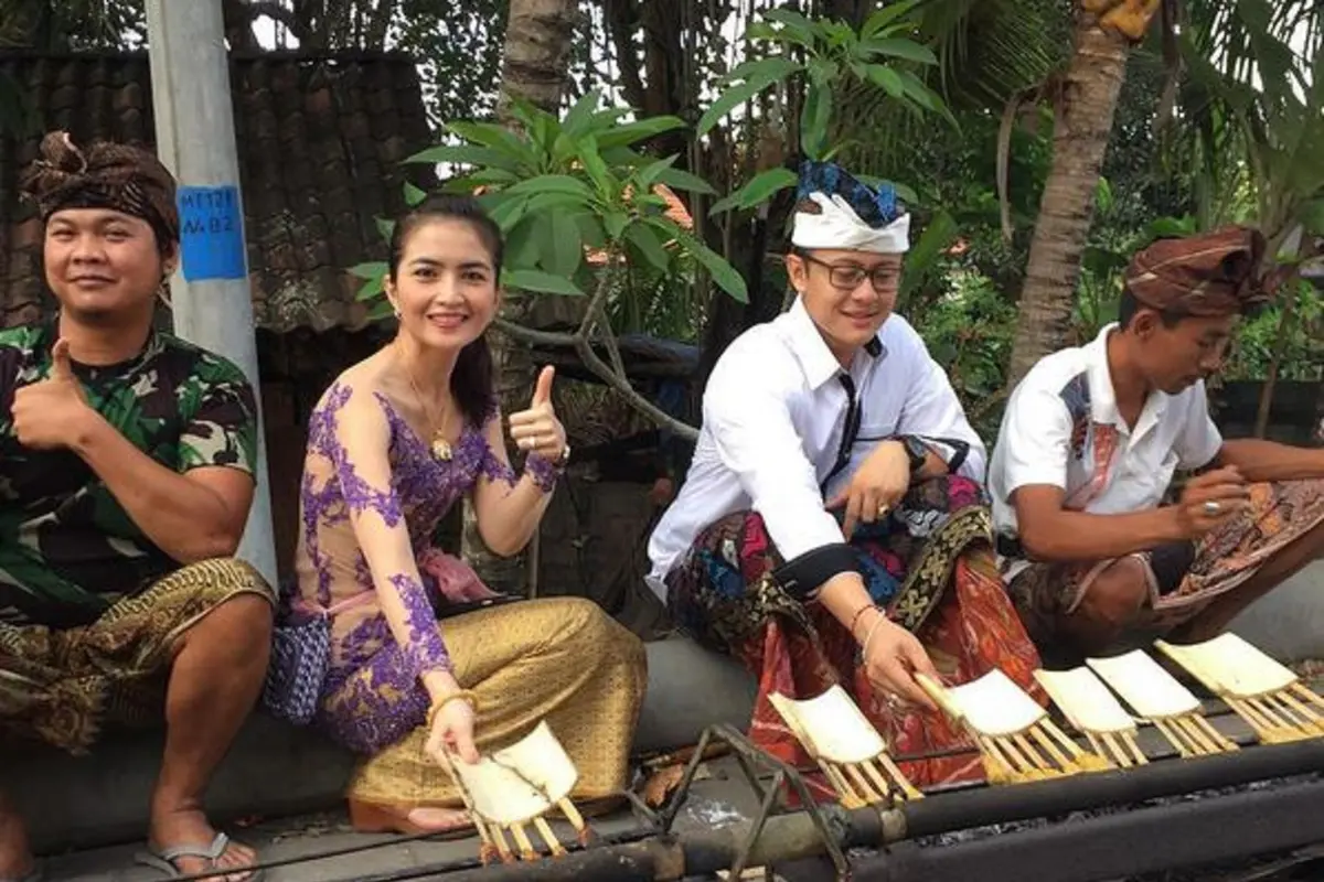Kadek Devi dan Dewa Yoga