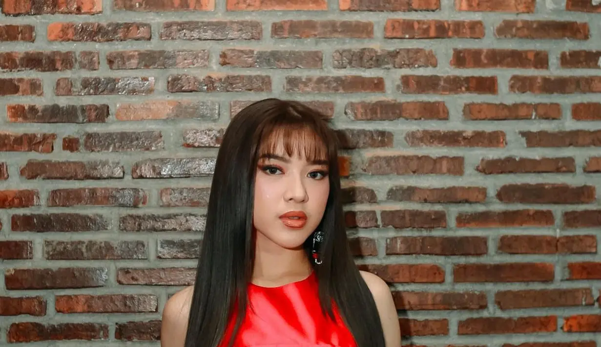 Untuk kesan glamor, dominasi makeup mata bisa diandalkan. Kali ini, padukan dua warna eyeshadow untuk mengoptimalkan tampilan dramatis yang memukau. (Instagram: @tiaraandini)