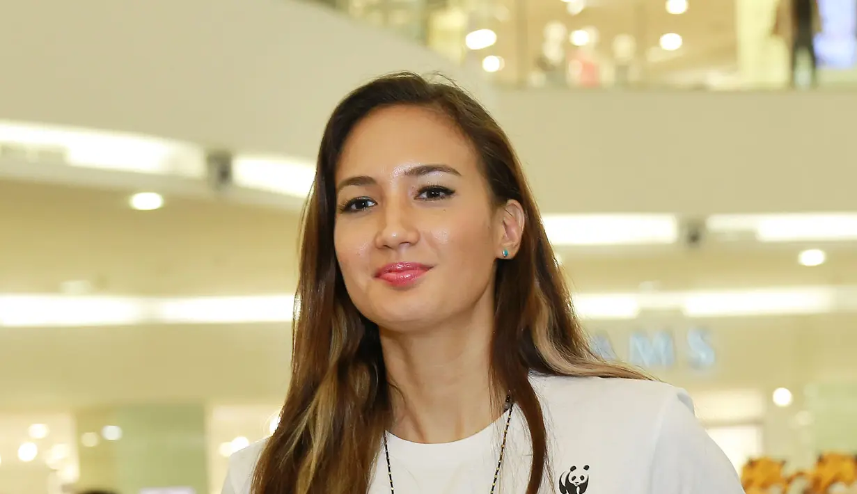 Ia pun mengajak masyarakat untuk lebih perhatian kepada alam sekitarnya. Dengan adanya bermacam peringatan ini, ia berharap masyarakat bisa sedikit peduli dengan habitat makhluk lain. (Galih W Satria/Bintang.com)