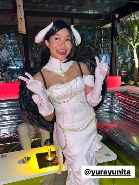 Begini tampilan Yura Yunita saat cosplay menjadi Albedo, salah satu floor guardian dan tokoh penting dalam serial Overlord.
