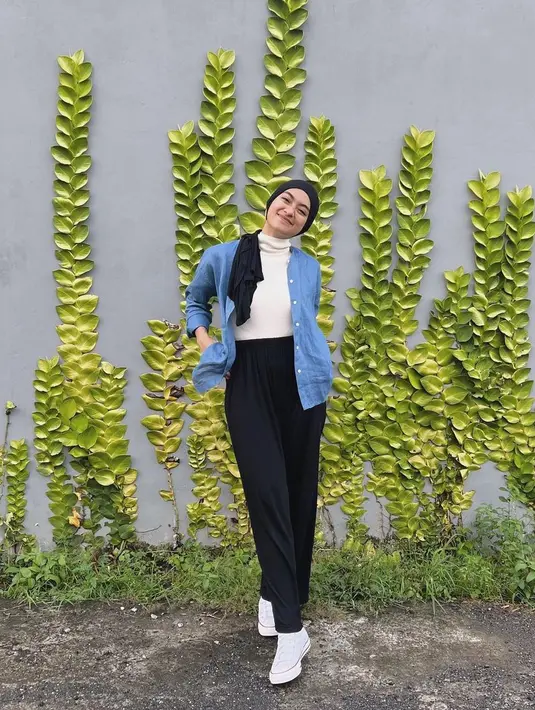 <p>Gaya kasual Ayudia C dengan layering outfit dan hijab turban berwarna hitam. [@ayudiac].</p>